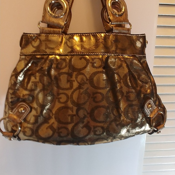 Guess women's Shoulder handbag In Excellent Condition. - Picture 2 of 4